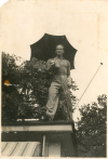 Erik Hazelhoff Roelfzema met paraplu in 1938, ten tijde van zijn reis naar San Francisco